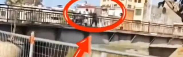 (VIDEO) OSVANUO STRAVIČAN SNIMAK! Muškarac se posvađao sa ženom, pa u BESU ZGRABIO DETE I BACIO GA SA MOSTA U REKU!