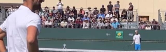 "Novače, oženi me!" Kakva scena, Đoković ostao hladan na ponudu devojke, ali je morao da reaguje kada je čuo: On je moj! /VIDEO/