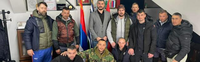 Prate ih surovi uslovi, dnevno pešače 40 km! Srpski hodočasnici prešli crnogorsku granicu: Cilj nema prepreke