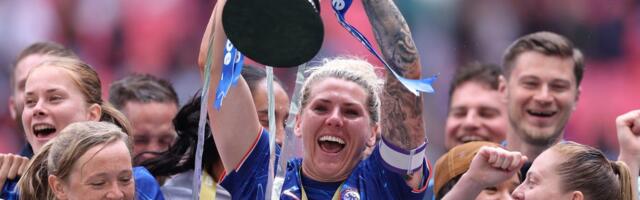 Ženski Džon Teri odsvirao kraj: Rekorderka osvojila 20 trofeja sa Čelsijem i okačila kopačke o klin posle 17 godina sjajne karijere!