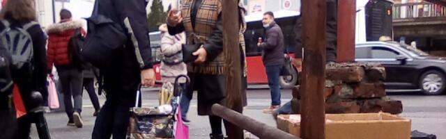 Komunalac na Zelenom vencu starijim sugrađanima nosio kolica sa namirnicima