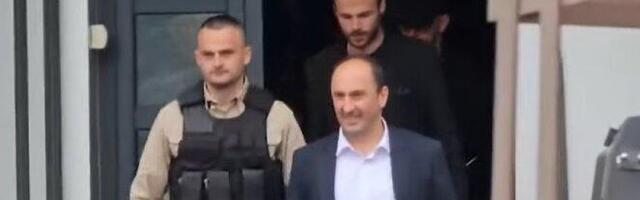Srbi u Leposaviću "ISPRATILI" Kurtijevog ministra crvenom farbom i jajima (VIDEO)