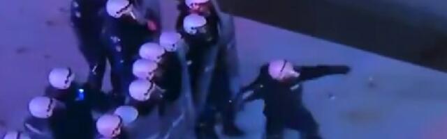 I Žandarmerija potegla za kamenicama na protestu (VIDEO)