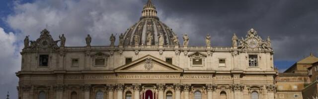 NEZAPAMĆENI SKANDAL U VATIKANU! Muškarac urinirao na oltar u bazilici svetog Petra (VIDEO)