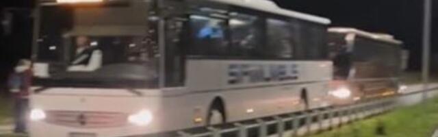 Autobusi puni SNS-ovaca blokirani i zasuti jajima (VIDEO)