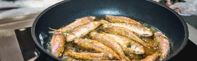 Miris ribe ostaje satima? Ne, ako u tiganj stavite jedno voće