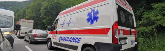 SAOBRAĆAJNA NESREĆA KOD GROBLJA ORLOVAČA: Kamion udario u nadvožnjak, vozač Hitno prevezen u Urgentni