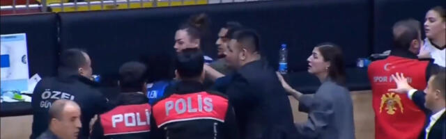Makljaža košarkašica - Policija uletela na teren, jedna igračica završila u bolnici (VIDEO)