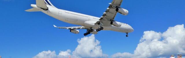 Da li je ovo najzanimljiviji i najopasniji aerodrom na celom svetu? Samo jedna ograda deli ga od plaže i mora