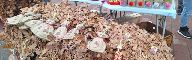 Pošto badnjak: Niški prodavci zarađuju i na slami