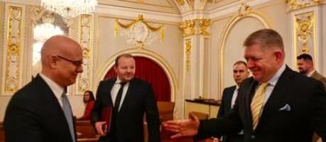 (VIDEO) BRATSKI SUSRET VUČEVIĆA I FICA! Lider SNS u Bratislavi na obeležavanju Dana državnosti Srbije: "Naši prijatelji nas nikad nisu izneverili!"