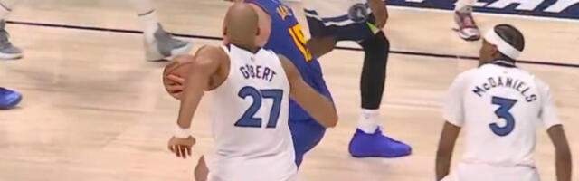 Jokić pokazao moć: Snažno zakucavanje preko Rudija Gobera (VIDEO)