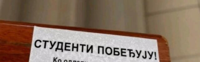 Налепница са морбидном поруком о Вучићу