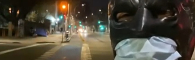 Čovek u kostimu superheroja pomaže najugroženijima, divan gest kakav nije skoro viđen