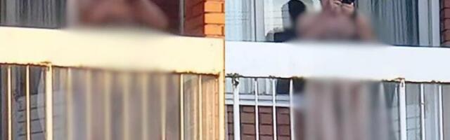 Potpuno go čovek slika prolaznike sa terase! Bizarna fotografija sa Karaburme