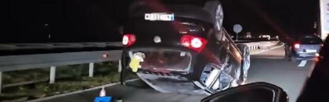Teška saobraćajka na auto-putu: Vozilo na krovu (VIDEO)