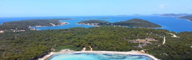Lepota “jadranskih Kariba” u našem komšiluku oduzima dah: Miris borova, kristalno more i dobra zabava (VIDEO)