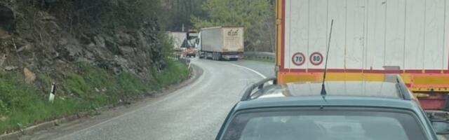 ČETVORO MRTVIH U HOROR NESREĆI! Reno sa deset putnika se zakucao u kamion, od siline udara AUTO SE RASPAO: Jezive slike sa lice mesta !