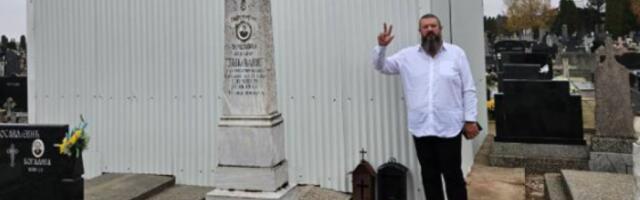 SRPSKI SVEŠTENIK OTIŠAO NA GROB ANTE PAVELIĆU Digao tri prsta, njegova poruka ODJEKUJE: &quot;Obuzeo me bes, huja!&quot;