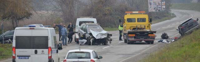 JEZIVA NESREĆA KOD BANJE KOVILJAČE: Automobil smrskan, delovi vozila razbacani po putu, ima povređenih (FOTO)
