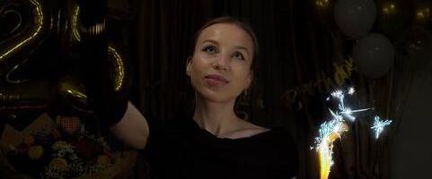 NAJBOGATIJA SRPSKA NASLEDNICA PROSLAVILA ROĐENDAN U PARIZU: Duvala svećice sa krunom na glavi, a ovaj muškarac se nije odvajao od nje (FOTO)