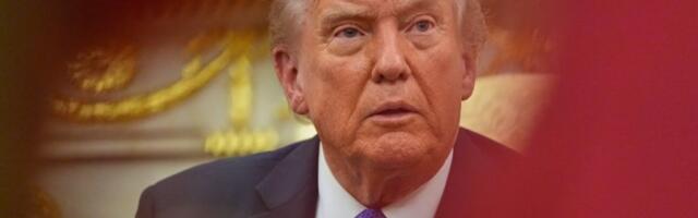 TRAMP SE PREPAO PRED NOVINARIMA! Bizarna scena usred avionskog leta, predsednik SAD ostao bez teksta (VIDEO)