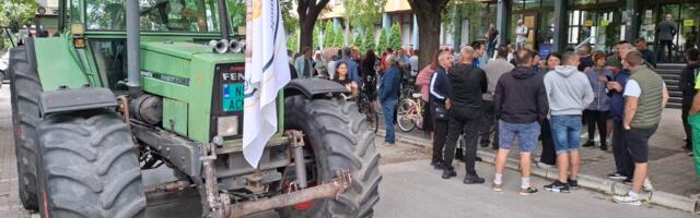 Protest podrške poljoprivredniku iz Bačke Palanke: Imovina mu bila meta vandalskih napada pet puta u dve godine