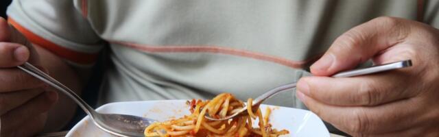 Porodični ručak za 60 minuta: Zapečene špagete sa paradajzom i veganskim alfredo sosom