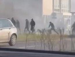 TOTALNI HAOS U NOVOM SADU: Žestoka tuča delija i grobara! Policija jurila huligane! Jezive scene