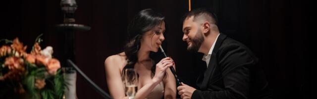 Veliki povratak šarmantnog pevača koji je osvajao srca devojaka! Lukijan u strasnom zagrljaju s prelepom brinetom