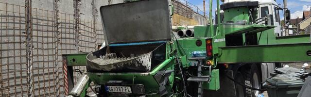 Na nadvožnjaku u Sušici puklo crevo za betonjerku, dvojica radnika povređena
