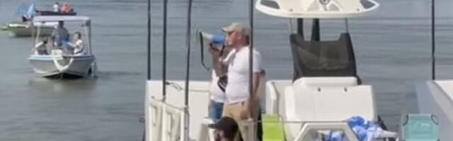 VIDEO Akcija naprednjaka u Novom Sadu: Kako je izgledalo sve pre početka - uputstvo za baklje i katamaran