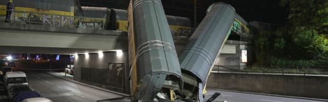 Voz pao sa mosta u Minhenu: Dva vagona se sručila sa visine od 5 METARA!