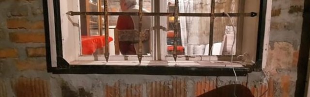 Baka Radmila godinama gleda kroz prozor čekajući sina