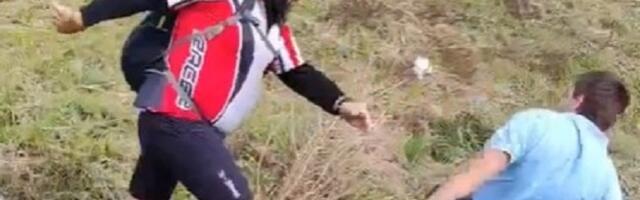 Tuča bicikliste i vozača kod Pančevca (VIDEO)