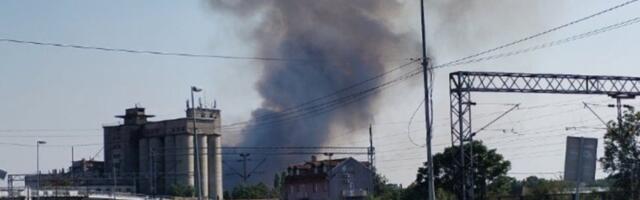 Ogroman požar bukti u Mladenovcu: Gust dim se širi naseljem, gori deponija! (FOTO/VIDEO)