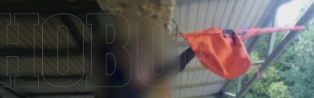 EKSKLUZIVNI SNIMAK: Srpski sveštenik skinuo albansku zastavu koja na Košarama stoji od 1999. godine (VIDEO)