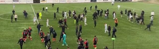 Haos na KiM, navijači ušli na teren i tukli igrače (VIDEO)