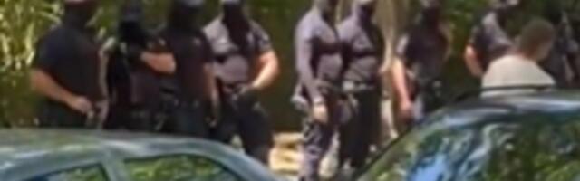 Pripadnici policije sa fantomkama ispred FON-a (VIDEO)