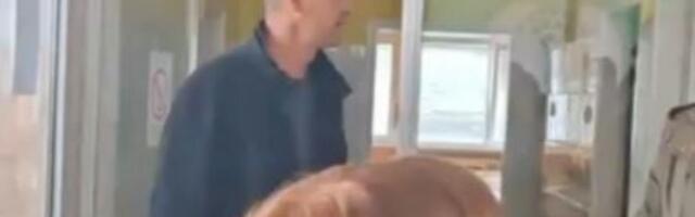 Gimnazijalci skinuli vrata kabineta novog direktora, potom mu pružili sendvič i oterali ga (VIDEO)