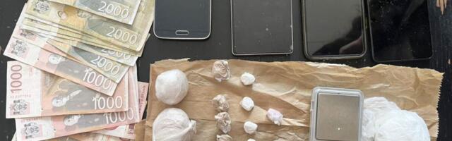 "PALA" TROJKA U BEOGRADU, MEĐU NJIMA I TINEJDŽER! U velikoj akciji uhapšeni dileri, pretresom stanova zaplenjeni droga i novac (foto)