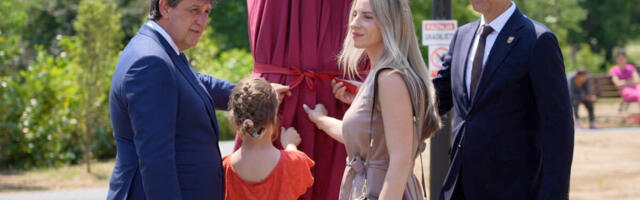 U čast Dragija Nestorovića: Ministar Gašić u Kruševcu otkrio bistu u novootvorenom parku (FOTO)