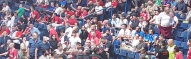 HAOS U ARENI!  Sukobili se navijači Olimpijakosa i Efesa! (VIDEO)