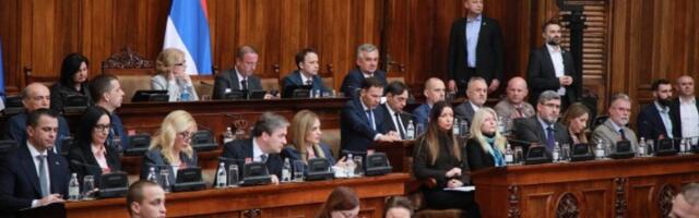 Opozicija: "Vidi se da je policajca povredio kolega", SNS: "Laži, to su bili anarhisti"