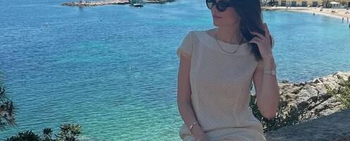 "Volim te" Anica Lazić u belom ispred MANASTIRA, komentari se samo nižu