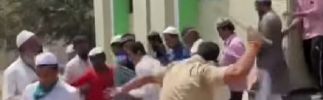 Urnebesne scene iz Indije, batina je iz raja izašla, policajci ih biju kao volove, a onda zapevali pesmu o koroni (VIDEO)