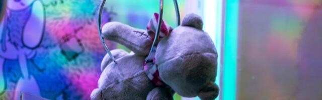 Viralni trik za aparat sa igračkama: Momak otkrio kako osvaja plišane nagrade svaki put na istu foru (Video)