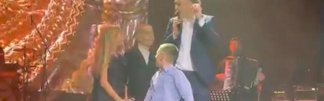 Bane Mojićević izveo naslednike na binu: Emotivna scena pevača sa decom raznežila sve, on ne skida osmeh