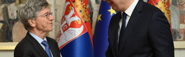 Predsednik Vučić: “Izuzetna mi je čast što sam imao priliku da razmenim mišljenja sa Džefrijem Saksom”