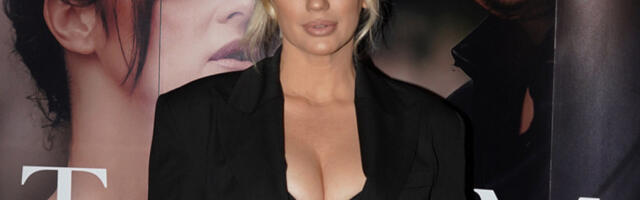 ANA KOKIĆ u prazničnom izdanju koje ostavlja bez daha: Dubok šlic i bujni dekolte mame sve poglede! (FOTO)